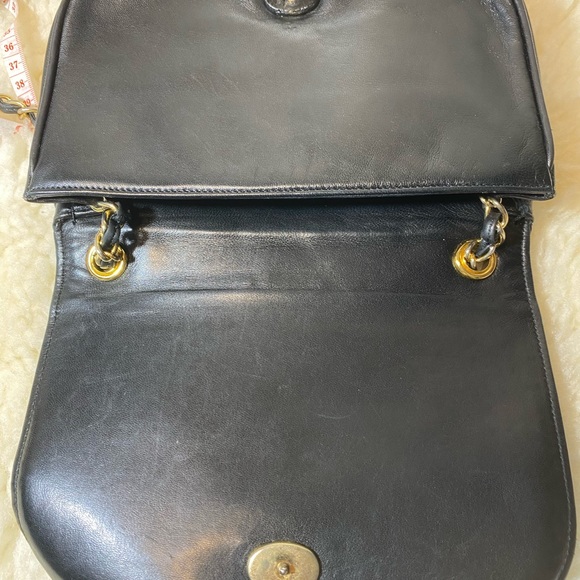 Chanel mini bag the flap in front is deformed that’s the main big flaw authentic - Picture 8 of 14